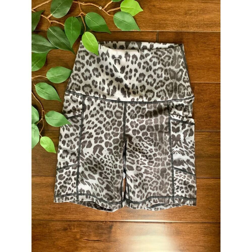 Yogalicious Luxe Leopard print gray & black compression shorts size small